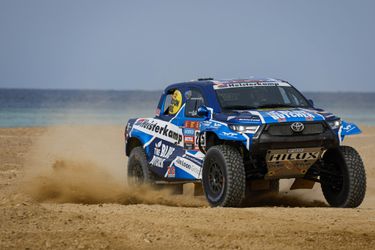 🎥 | Dakar-coureur Van Loon crasht over de kop in proloog: '1e fout in 2 jaar tijd'