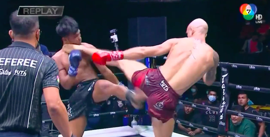 🎥 | Voormalig Glory-sloper Banasiak trapt opponent KO met keiharde highkick