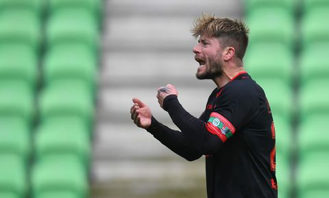 Lasse Schöne wordt tijdens interview bekogeld: 'En dan stom weglopen, heel zielig'