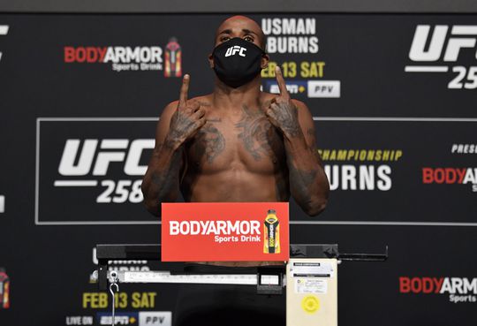 🎥 | UFC'er Bobby Green stortte net na weegmoment in: 'Mijn nieren zijn fucked'