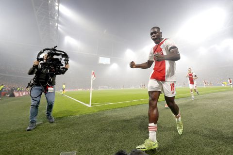 Dolblije Brian Brobbey verwacht bij Ajax te blijven: 'Daar ga ik wel vanuit ja'