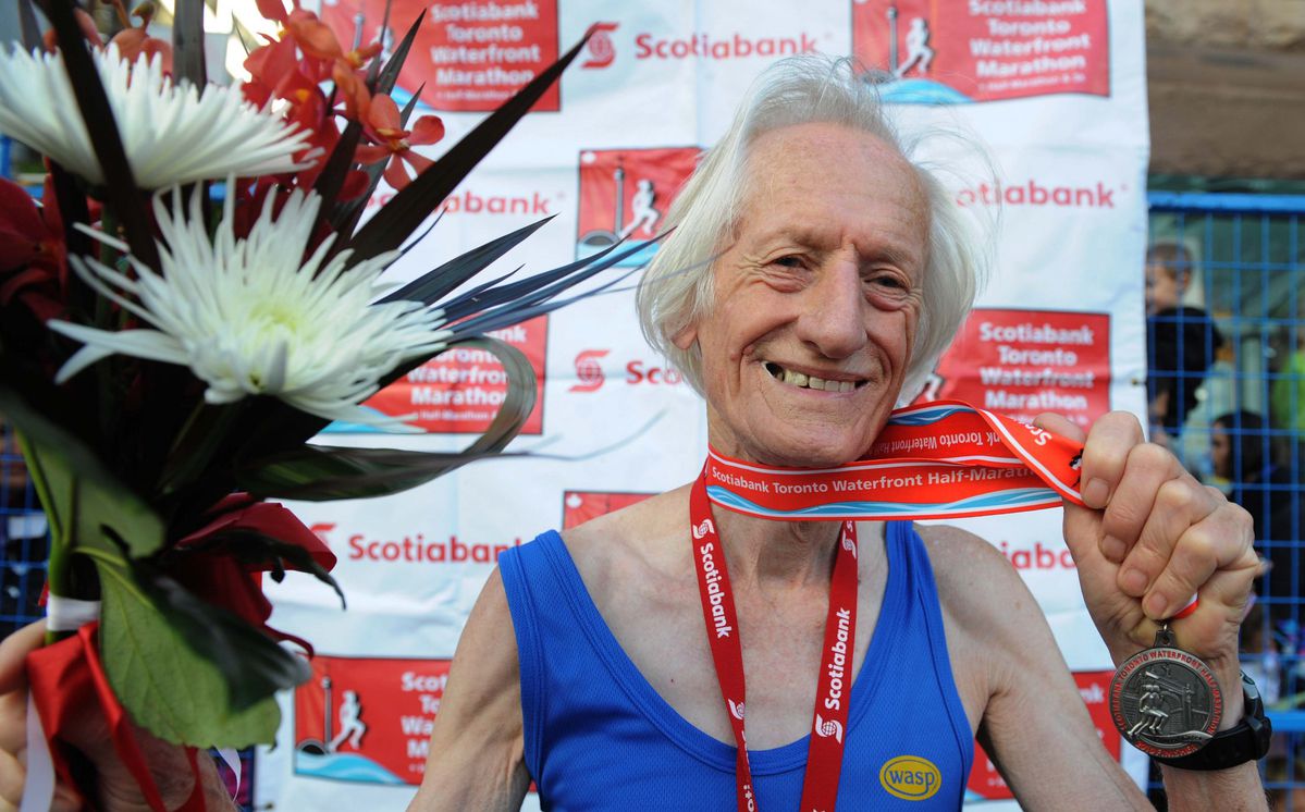 Marathon-Opa (85) loopt bizar wereldrecord