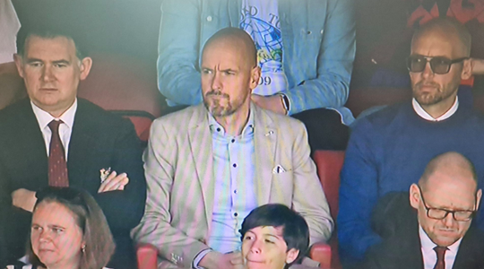 📸 | Erik ten Hag checkt seizoensafsluiter van Manchester United in Londen