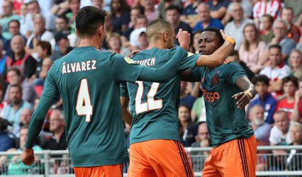 De opstellingen van Ajax en Valencia: geen Neres in de basiself