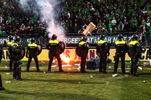 KNVB deelt 50 stadionverboden uit en 39 aanhoudingen verricht na rellen ADO-Excelsior