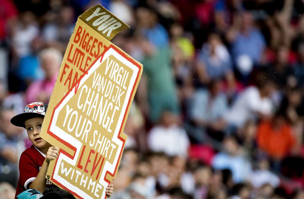In navolging van Ajax verbiedt ook PSV supporters bordjes mee te nemen om shirt te vragen