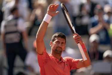 Novak Djokovic schrijft controversiële tekst op camera: 'Kosovo is het hart van Servië'