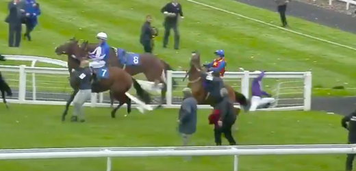 🎥 | Jockey Oisín Murhpy knalt VOL op een hek nadat paard doordraait