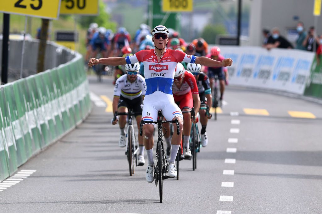 Mathieu van der Poel sloopt tegenstand opnieuw in Ronde van Zwitserland: 2e dagzege én leiderstrui