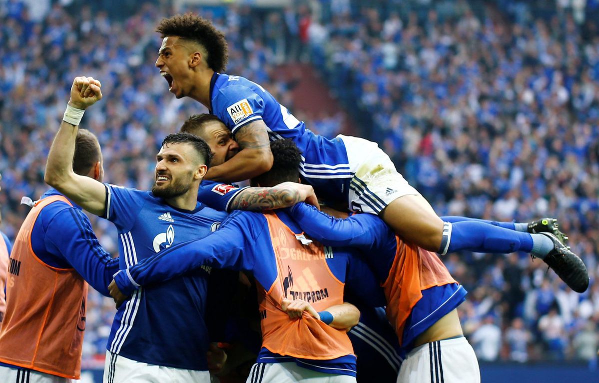 Schalke wint onderling duel met Borussia Dortmund om plek 2