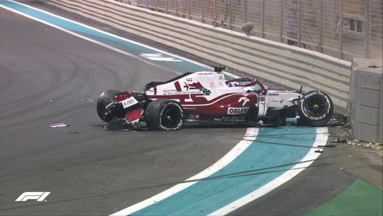 🎥 | Kimi Räikkönen boort zijn Alfa Romeo in laatste seconde VT2 keihard de muur in