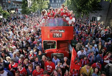 FC Utrecht bij bekerwinst met open bus gehuldigd