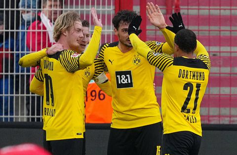 Donyell Malen met assist belangrijk voor winnend Borussia Dortmund