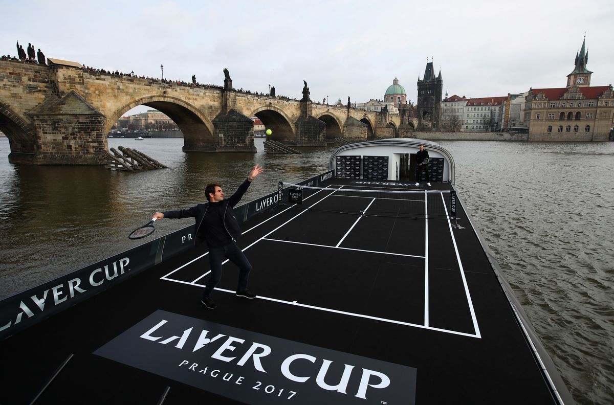 Federer en Berdych stelen de show op tennisboot in Praag