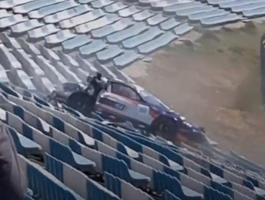 🎥 | Hoe dan? Porsche GT3 rijdt vol (bijna lege) tribunes in: 'Oh my god, oh my Jesus'
