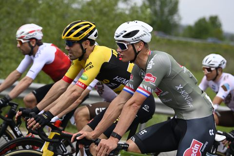 Grappende Dumoulin en Van der Poel tijdens etappe: 'Hij vandaag het roze, ik morgen'