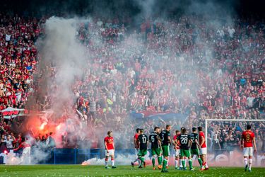 Deze dikke straffen wil de KNVB uit gaan delen als je vuurwerk op tribunes afsteekt