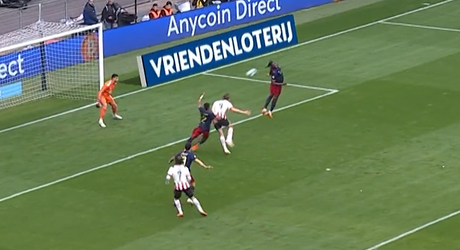 🎥| Luuk de Jong zet PSV op een voorsprong na een kanonskogel van een kopbal