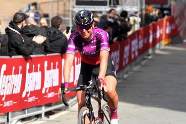 🎥 | Mooie beelden: Chantal van den Broek-Blaak viert winst in Strade Bianche