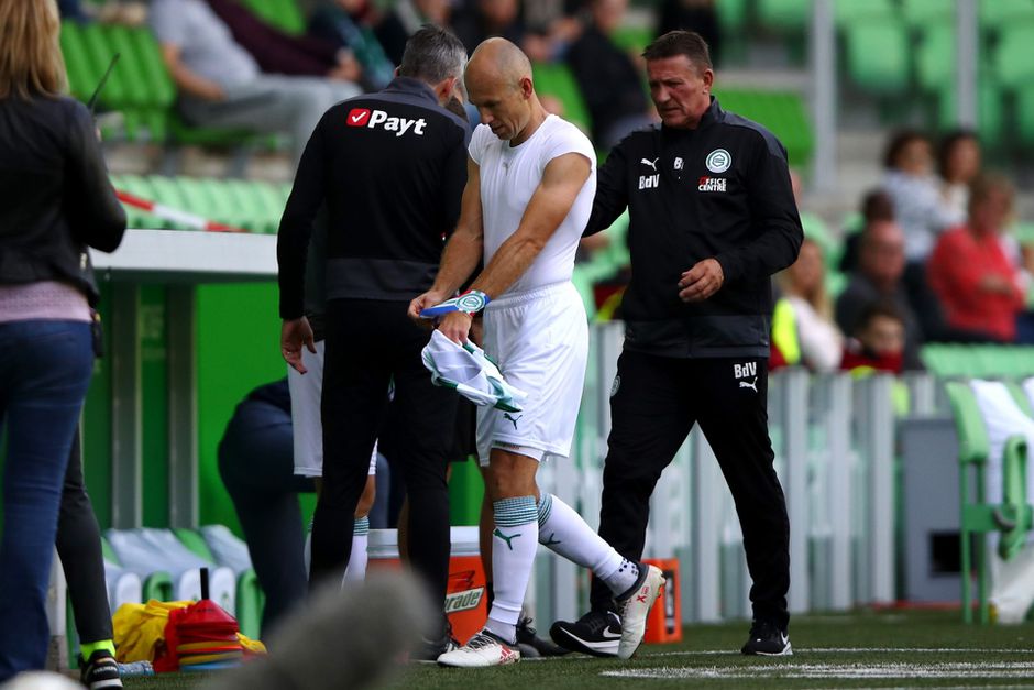 Arjen Robben valt al na een half uurtje geblesseerd uit bij FC Groningen-PSV