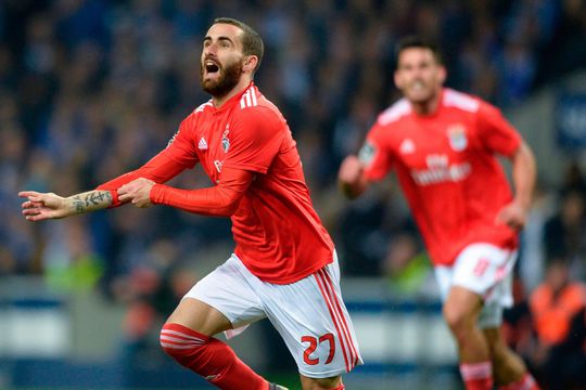 Benfica verslaat Porto en pakt ook koppositie af (video)