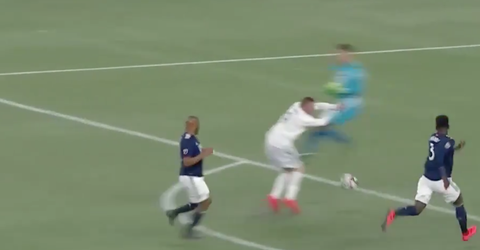 Kungfu! Keeper komt met kamikaze-actie in op Rooney (video)