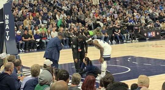 🎥 | Protestactie in NBA: vrouwelijke fan probeert zich vast te lijmen aan de vloer