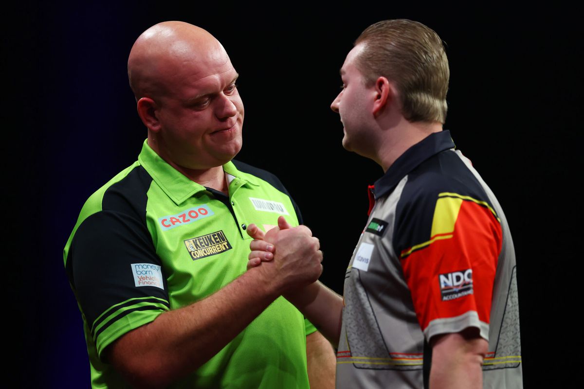 Michael van Gerwen bemoeit zich met ruzie tussen Belgische darters: 'Slaan elkaar nog liever de kop in'