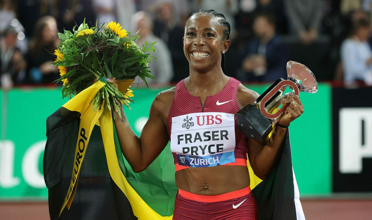 🎥| Valsspeler! Sprintkampioene Shelly-Ann Fraser-Pryce doet mee aan schoolwedstrijdje