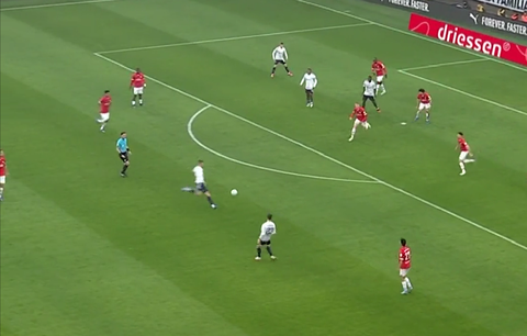 🎥​ | Ajax grijpt PSV bij de strot en komt snel op voorsprong in Eindhoven