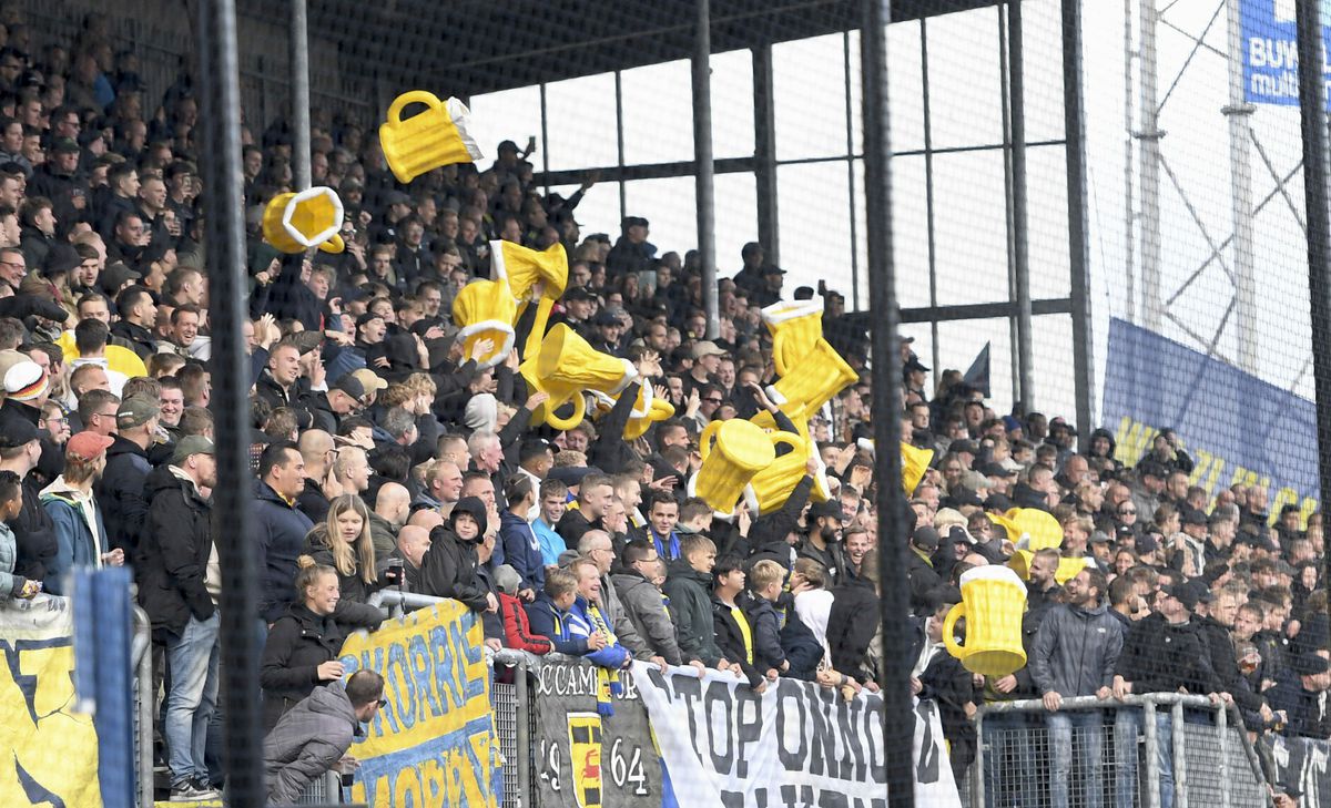📸 | Ludieke actie: Cambuur-fans gooien met opblaasbiertjes