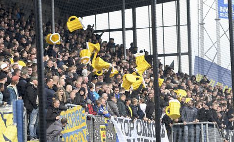 📸 | Ludieke actie: Cambuur-fans gooien met opblaasbiertjes