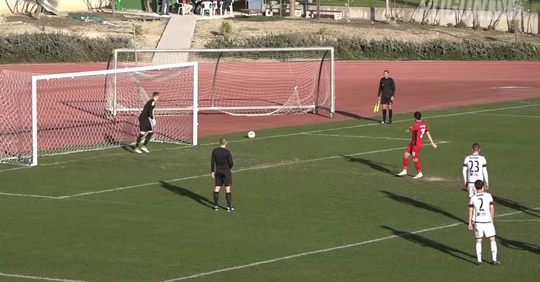 Spelers schieten 2 'goedkope' pingels kilometers naast (video)