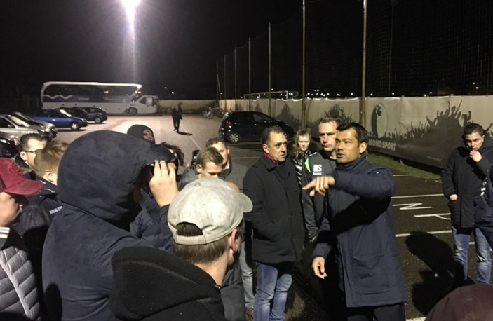 Supporters Helmond Sport wachten spelersbus op na zeperd bij Jong PSV