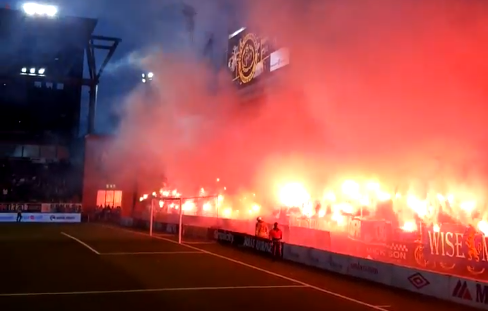 Göteborg-fans hebben schijt aan stadionspeaker en steken massaal vuurwerk af (video)