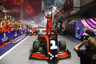 Vettel wint eindelijk weer: ‘Laatste weken waren niet makkelijk’