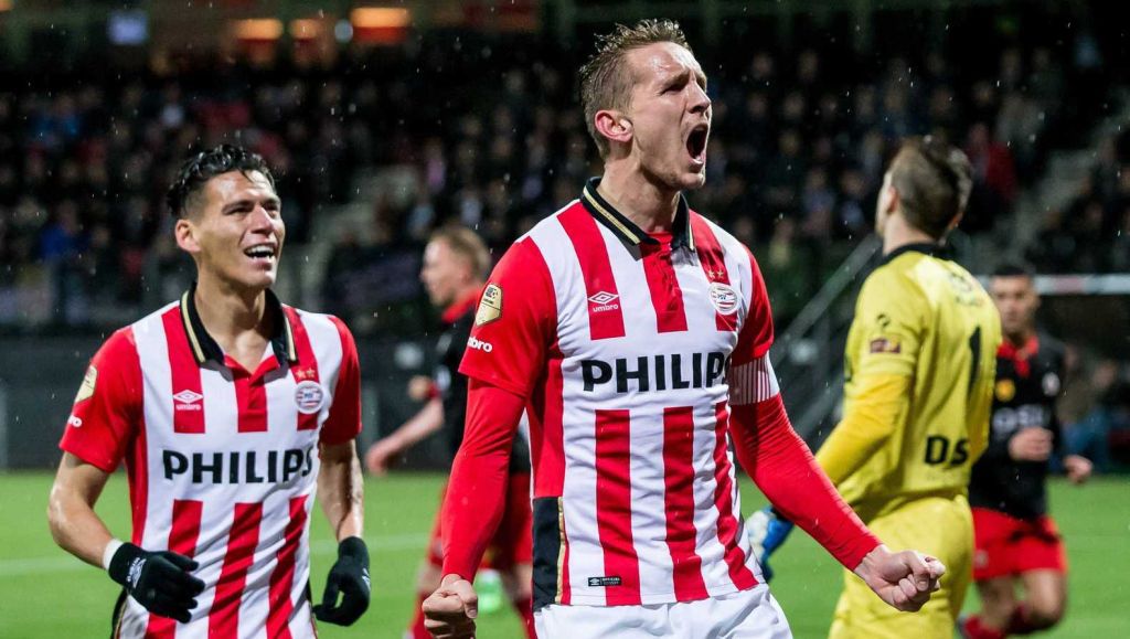 PSV hijgt Ajax in de nek na simpele zege op Excelsior