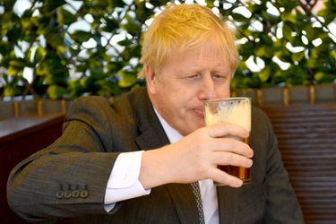 Premier Boris Johnson kijkt al vooruit: kroegen langer open voor finale EK (met Engeland)