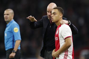 Ten Hag hoopt dat Dest bij Ajax blijft: ‘Wij moeten zo steeds opnieuw beginnen’