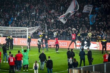 🎥 📸 | Huldiging PSV met pyro, zingen en hossende spelers: 'Misschien pakken we nog wel een prijs'