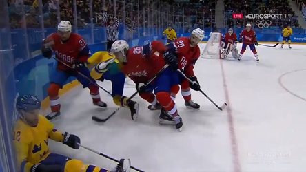 Noorse ijshockeyer krijgt vol schaats van tegenstander in gezicht en loopt bloedend weg (video)