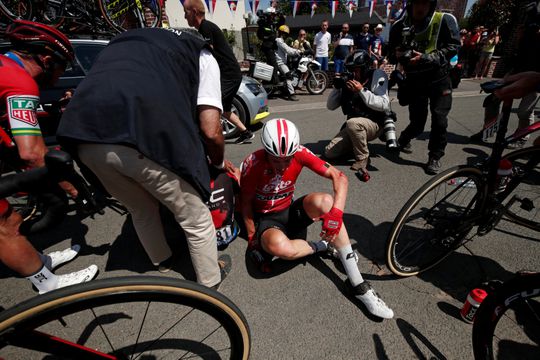 WTF?! Belgische-renner fietste etappe uit met gebroken kuitbeen 😱