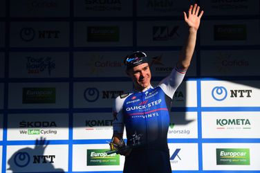 🎥 | Krachtige Fabio Jakobsen sprint naar etappezege in Ronde van Hongarije, mede dankzij valpartij