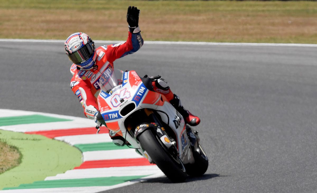 Andrea Dovizioso brengt Italiaans publiek in extase met MotoGP-zege