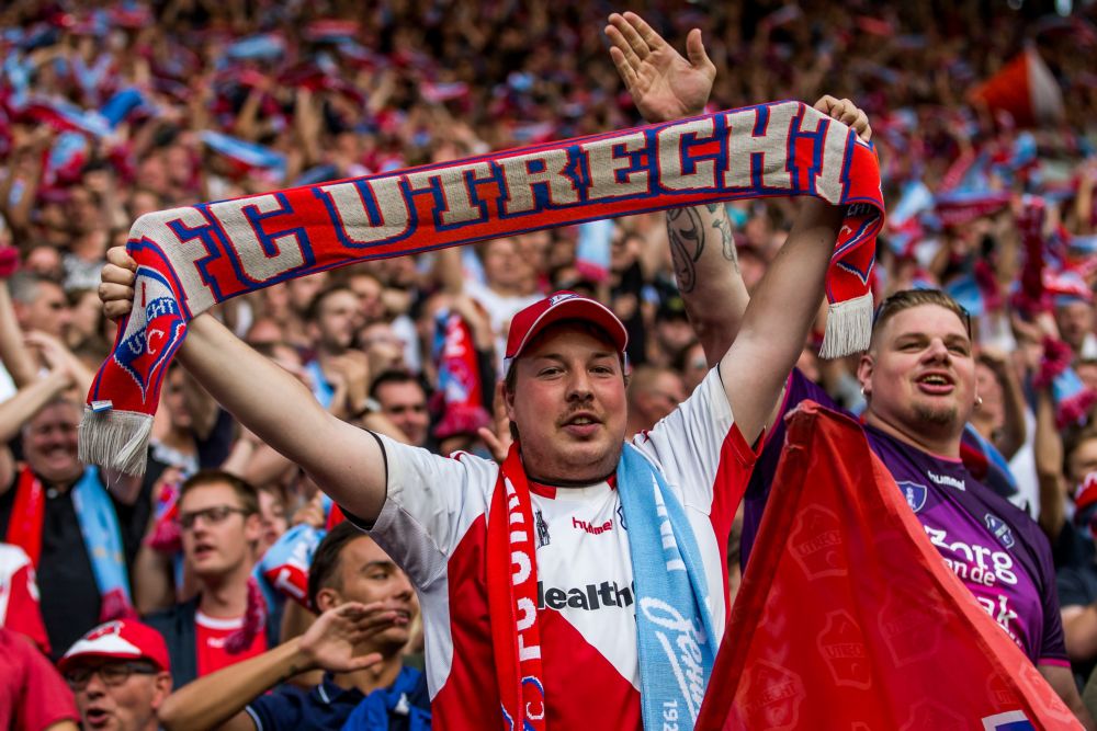 FC Utrecht-fans bedanken Twente voor extra geld