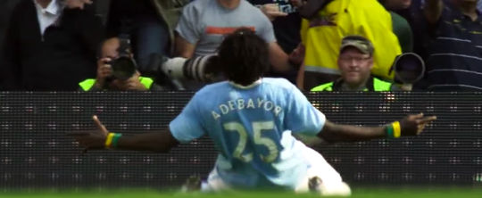 Vandaag 10 jaar geleden maakte Adebayor de Arsenal-fans woest door zo te juichen (video's)