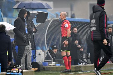 Serie A wil proef doen met VAR-challengesysteem: 'Scheids meer hulpmiddelen geven'