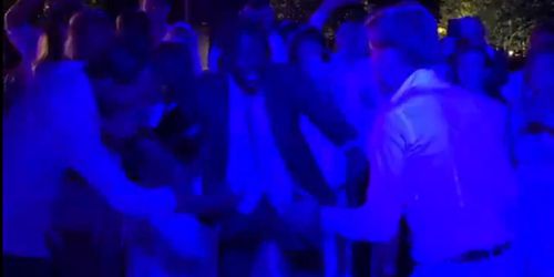 Wat een moves! Monfils en Goffin dansen hun heupen stuk op bruiloft Pouille (video)