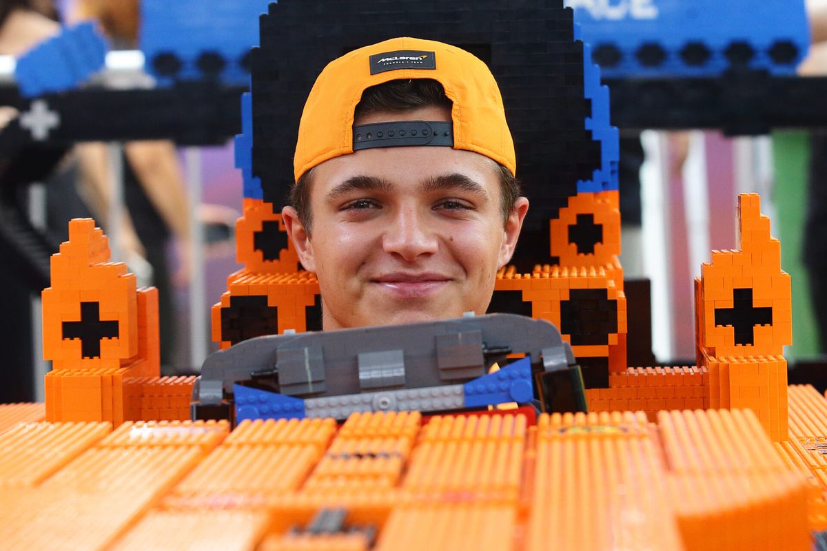 📸 | Lando Norris heeft het helemaal naar z'n zin in een Lego-McLaren