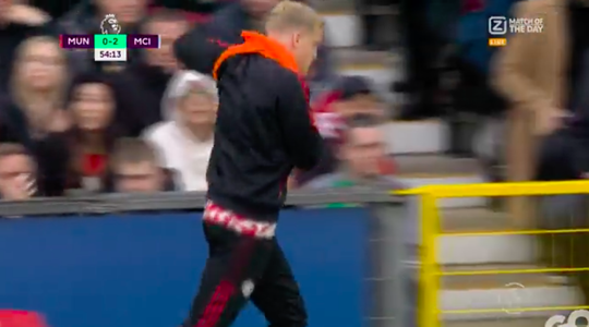 🎥 | Fans op Old Trafford blijven Donny van de Beek maar toezingen tijdens zijn warming-up